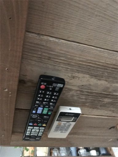 ダイソー　面ファスナー　100均便利グッズ　リモコン置き場