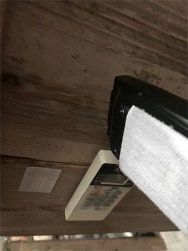 ダイソー　面ファスナー　100均便利グッズ　リモコン置き場