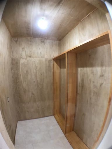 友人宅の壁紙貼り 仕事場兼納戸の壁紙は黄色で金運アップなるか Maikostyle Powered By ライブドアブログ