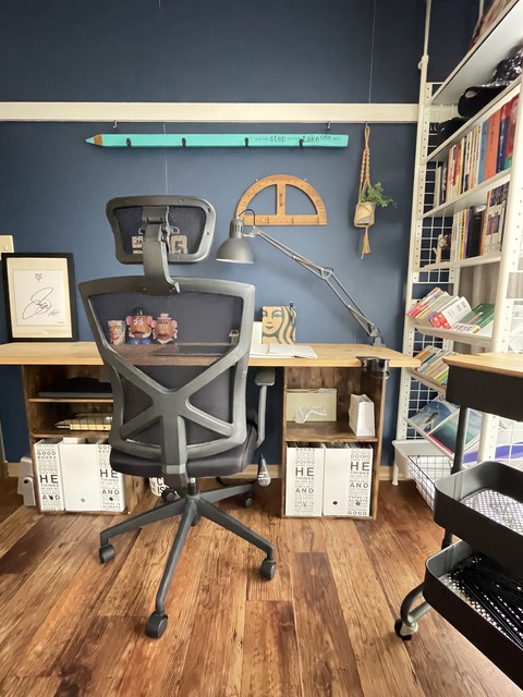 息子の部屋に便利な突っ張り多機能フリーラックを設置しました。
