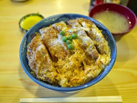 【グルメ】どんぶり四天王「カツ丼」「牛丼」「海鮮丼」あと一つがコチラｗｗｗｗ