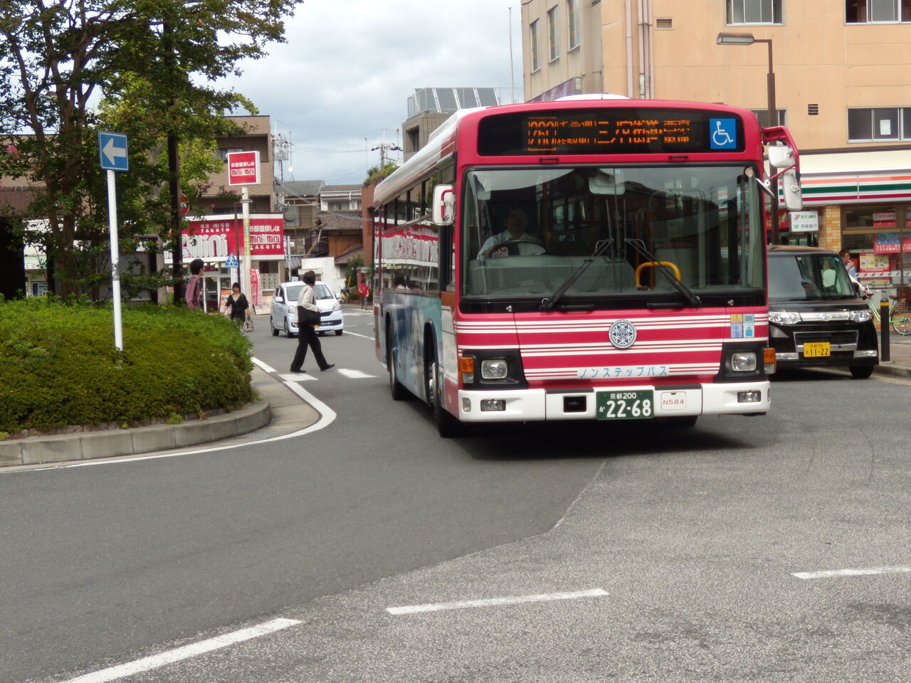桂駅東口 京阪京都交通 バスと日常の風景
