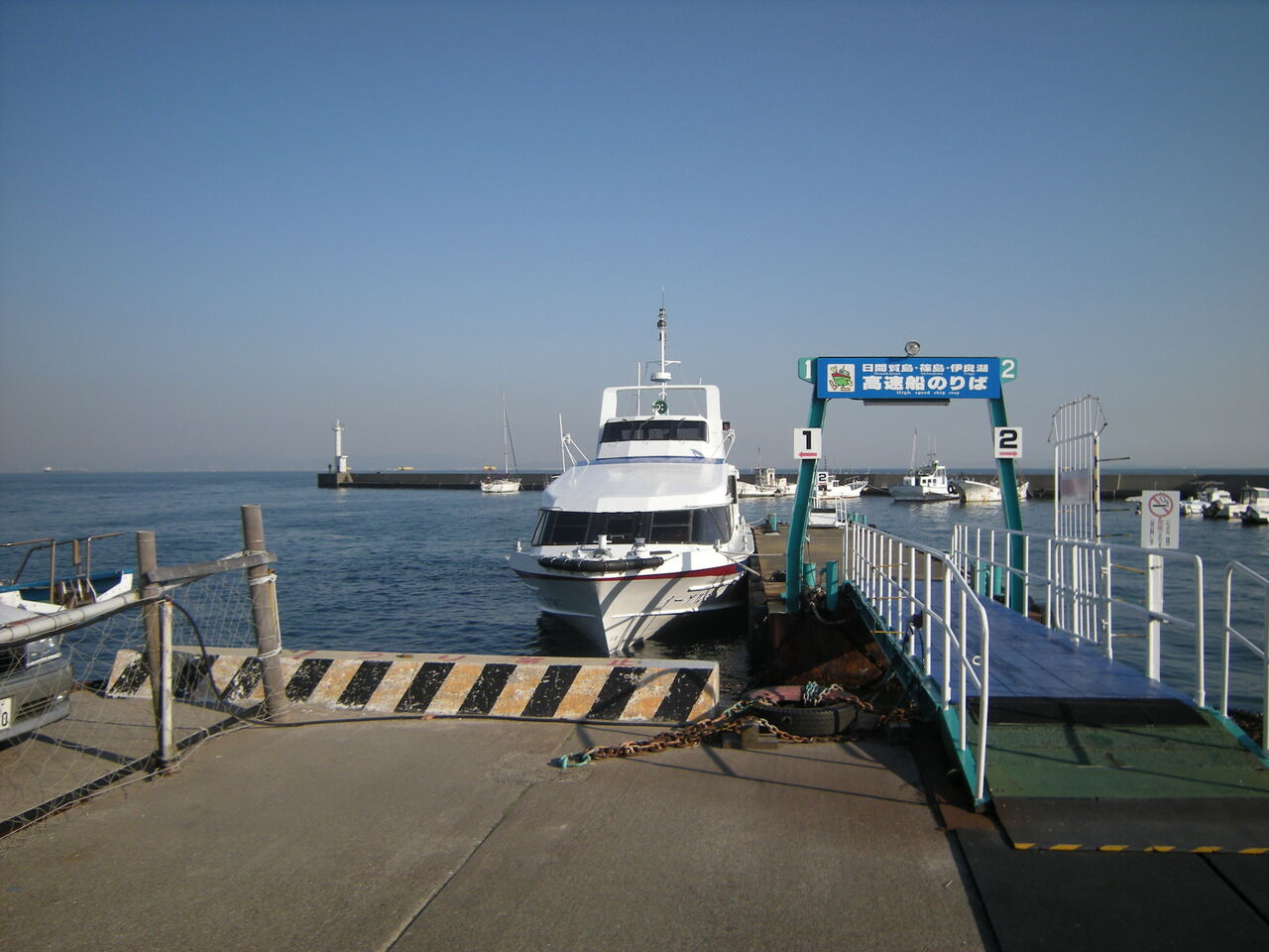 バスと日常の風景河和港(名鉄海上観光船) バスと日常の風景河和港(名鉄海上観光船)