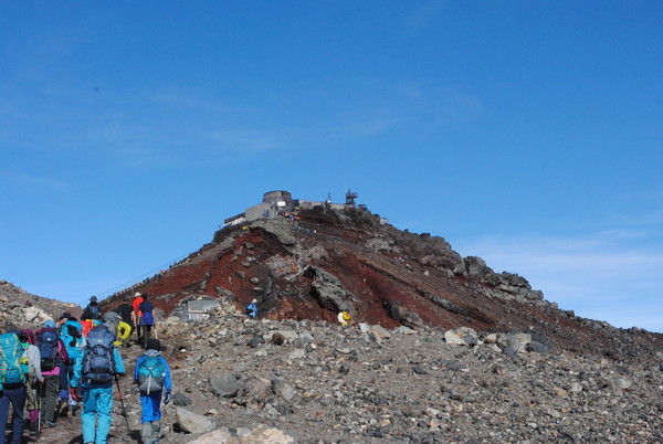 最高地点の剣ヶ峰(正面)に向かう