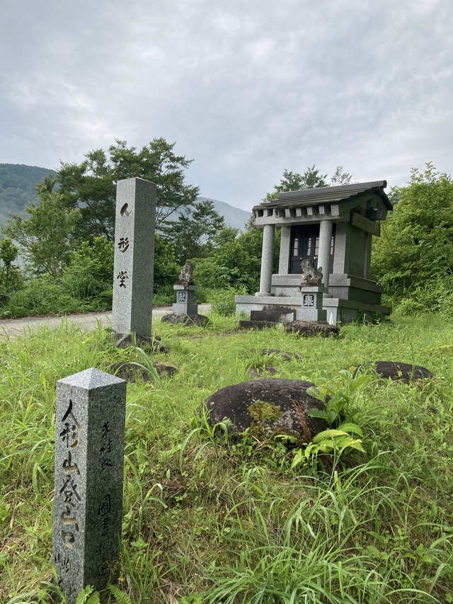 4人形山登山口