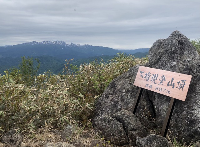 15.下権現堂山から見た守門岳