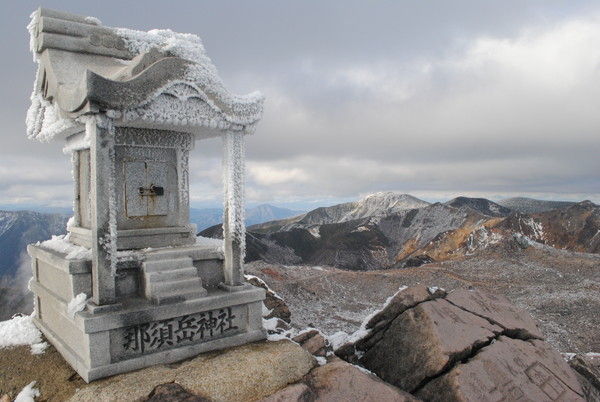 茶臼岳山頂。神社のほこらも凍る