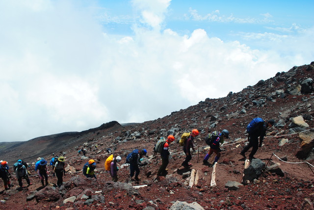 荒涼とした登山道を進む