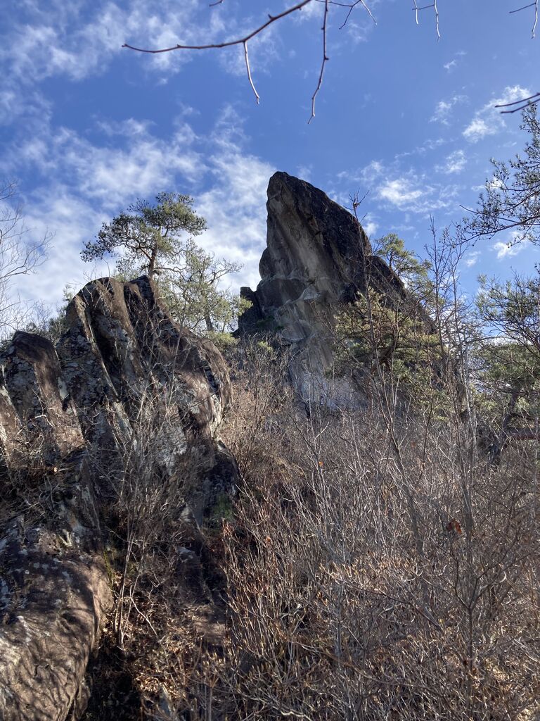 嵩山（たけやま）岩場歩きと鎖場、奇岩、怪石を楽しむ : まいたび