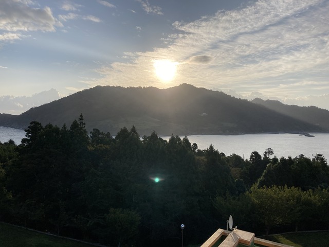 16金華山と朝日（部屋の窓から）