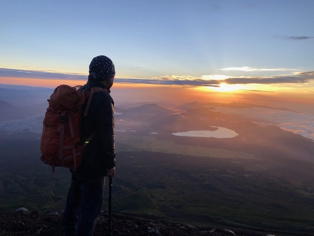 富士山でさすらう清野さん (002)