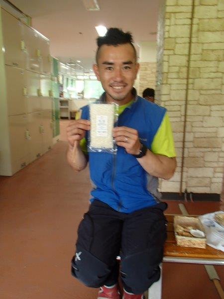 ⑥ガイドの高杉さんとプレゼントのお米
