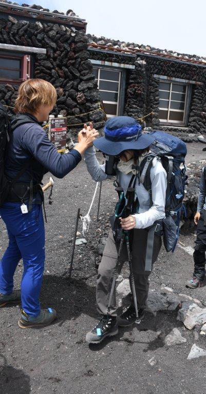 DSC_8245-2感激の登頂。豊岡ガイド(左)と抱き合う参加者