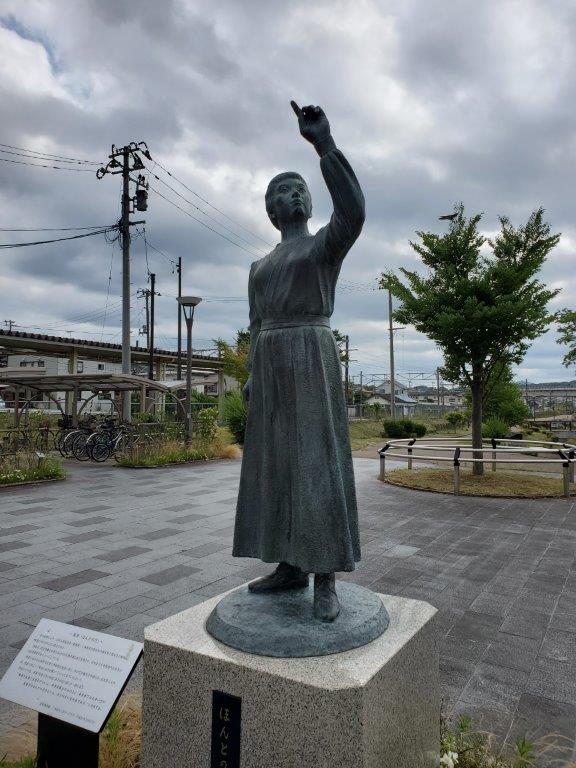 JR二本松駅前の智恵子像。安達太良山を指さしている