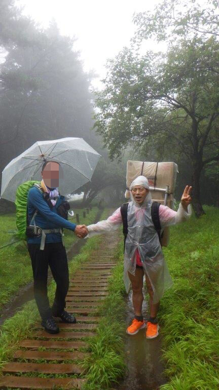 出会った登山者と記念の握手
