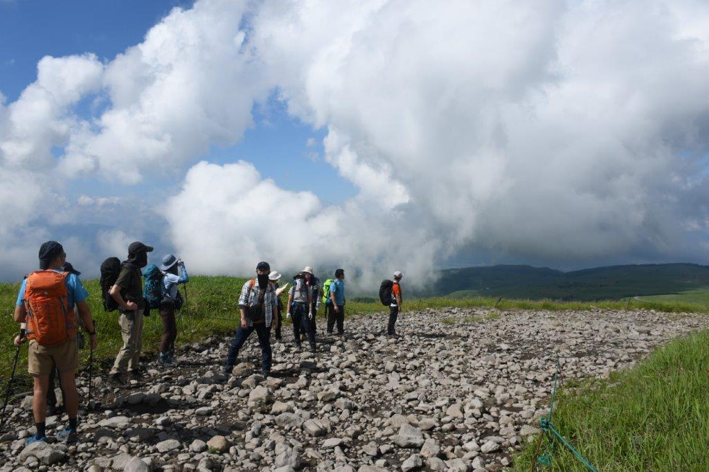 登山コラム 山記者小野博宣の目 山岳気象予報士 猪熊隆之さんと学ぶ 夏山の観天望気 霧ヶ峰 まいたび ツアーレポート By 毎日新聞旅行 Maitabi Jp