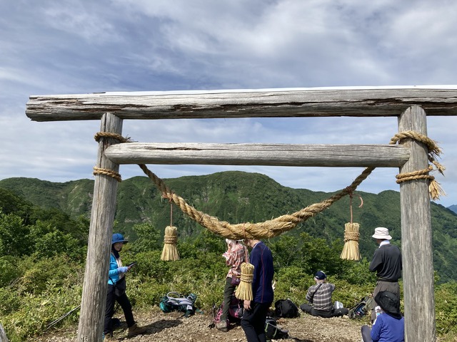 13鳥居の反対には、人形山