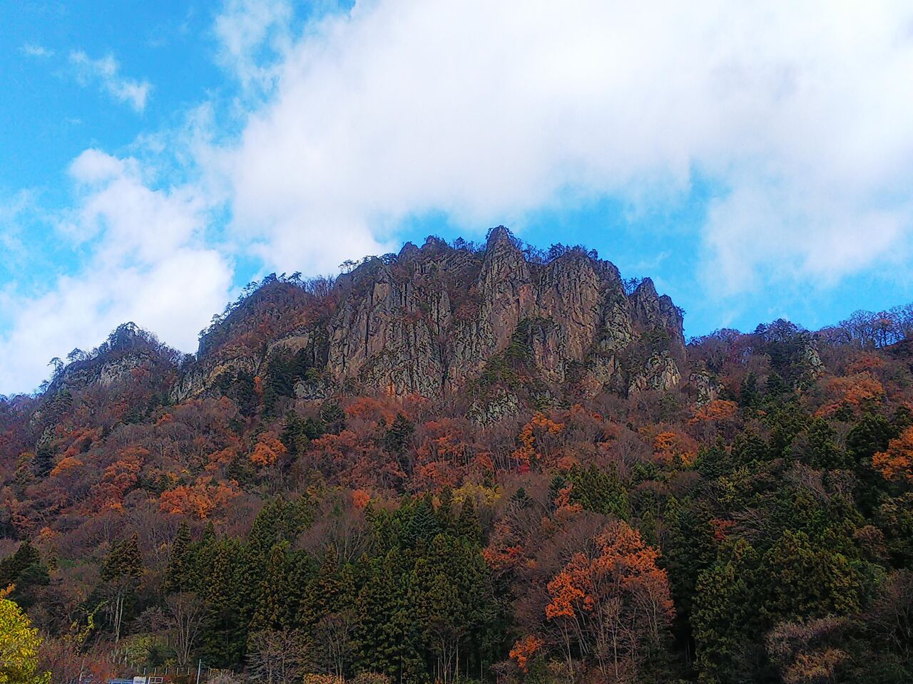 岩櫃山初秋 東吾妻町 蜜岩通りから秋の岩櫃山 Mount Iwabitsu in