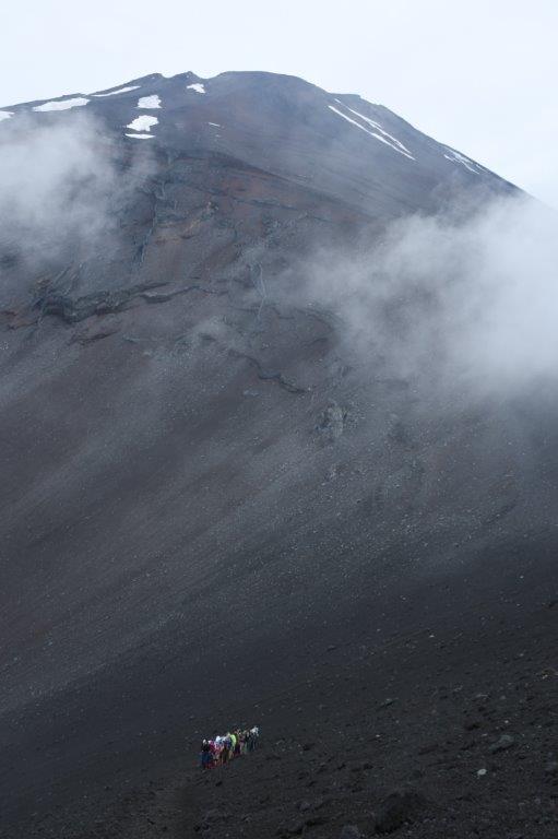 富士山の山頂方向を振り仰ぐ