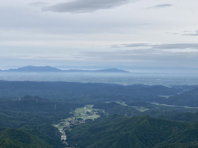 9弥彦山と角田山。奥は佐渡