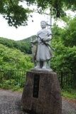 登山口近くに新選組・近藤勇の銅像がありました。この付近で官軍と闘ったそうです