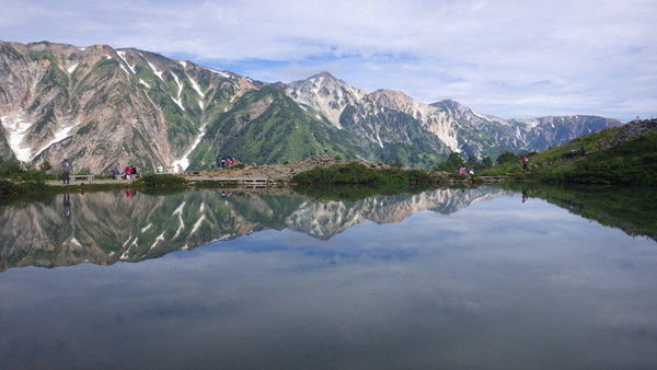 白馬三山。写真中央が鑓ケ岳、右に順に杓子岳、白馬岳