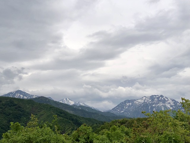 4.東屋から見た越後の山々