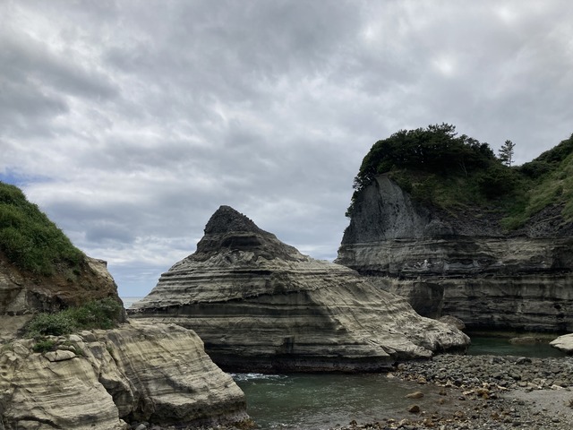 3かぶと岩の火焔模様