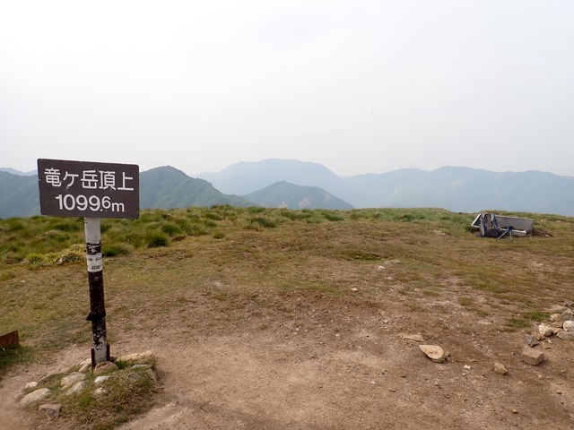 ８，奥の左側が御池岳