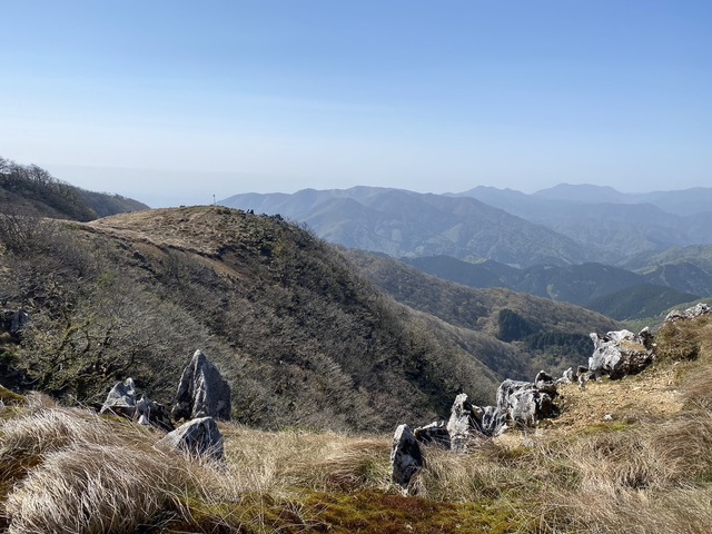 １４，山頂付近からボタンブチ方面。中央が竜ヶ岳