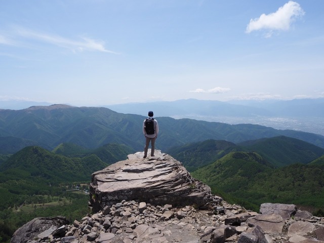 23_148-山と空の似合う人