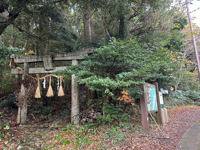写真１２　　安満岳旧参道登山口