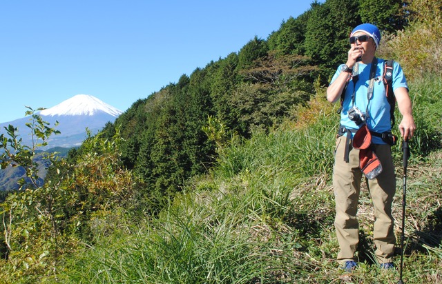 富士山を背景に天気の解説をする猪熊さん