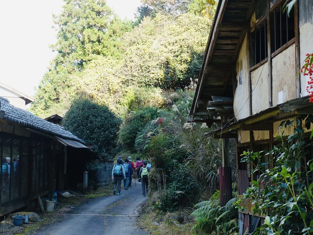 写真11 昔の街道跡を感じさせるエリア