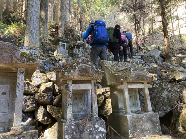 ３，石の祠が並ぶ登山道