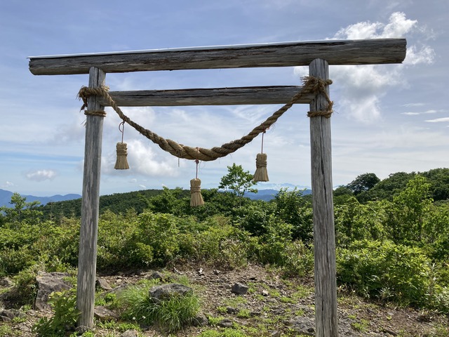 12鳥居の奥に剱岳