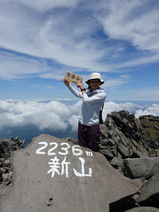写真05:鳥海山・新山2236m 無事登頂。百名山達成のお客様も。
