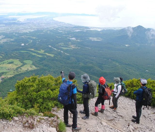 大山からの絶景を見る参加者の皆さん