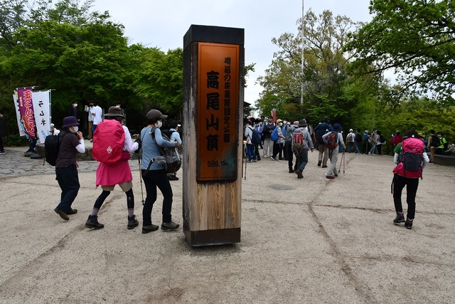 05_平日でも込み合う高尾山山頂