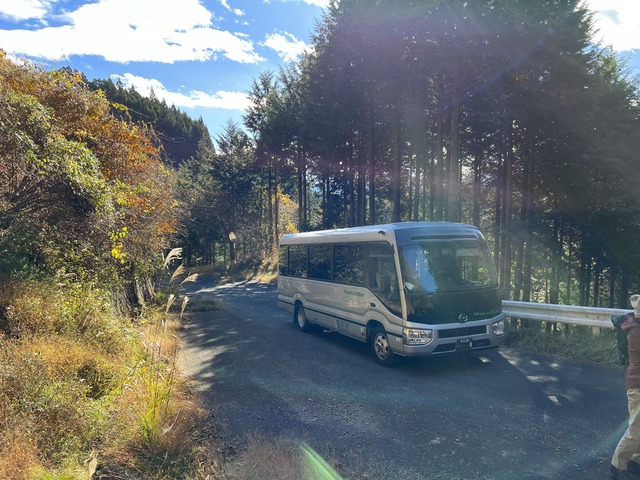 登山口のバス