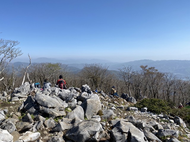 １３，御池岳山頂から左奥に伊吹山