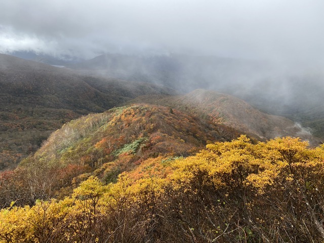 1ガスが流れて、秋色の山