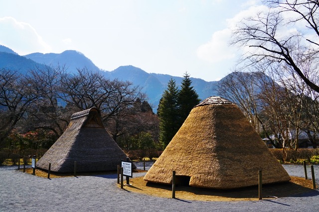 １３，星野遺跡公園とバックに三峰山