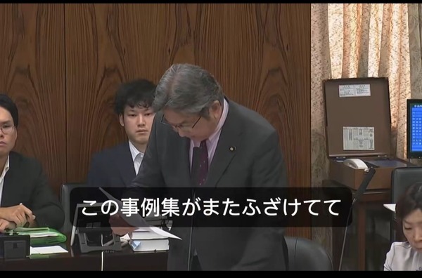 自民党「待て！日の丸付きゴルフボールをわざと池ポチャは国旗毀損罪なのか？！」自民党「むむ…」「難しいな…」「痛いところを…」