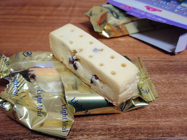 しっとりした歯ざわり トップバリュのライトミールブロック ブルーベリーヨーグルト味 真面目にレビューするブログ