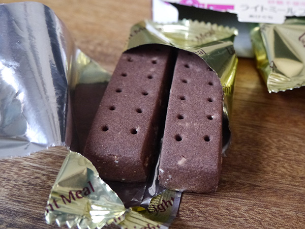 トップバリュ 砂糖不使用 ライトミールブロック ココア味 真面目にレビューするブログ