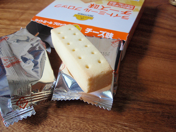 食事代わりに手軽に食べられる トップバリュベストプライスのライト ミールブロック チーズ味 真面目にレビューするブログ 食事代わりに手軽に食べられる トップバリュベストプライスのライト ミールブロック チーズ味 真面目にレビューするブログ