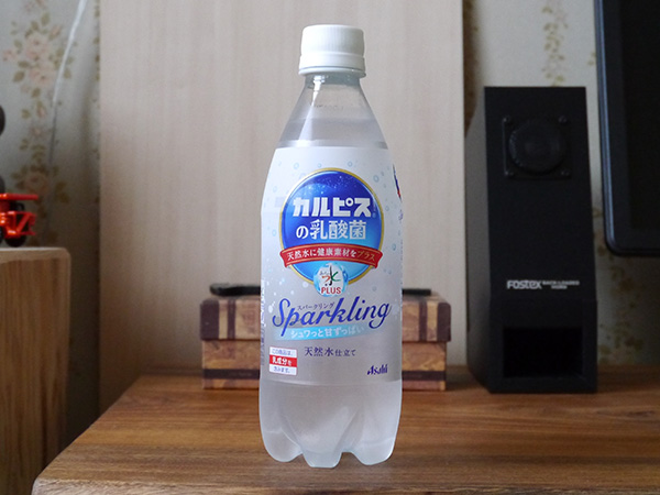 アサヒ飲料 おいしい水プラス カルピス の乳酸菌 スパークリング 500ml 真面目にレビューするブログ
