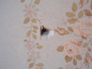 壁の穴