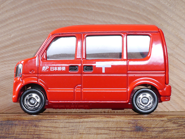 ケ*イ様 日本郵便 赤い郵便車 郵便局の赤い車、色あせ過ぎでは？」ネットに広がる疑問の声